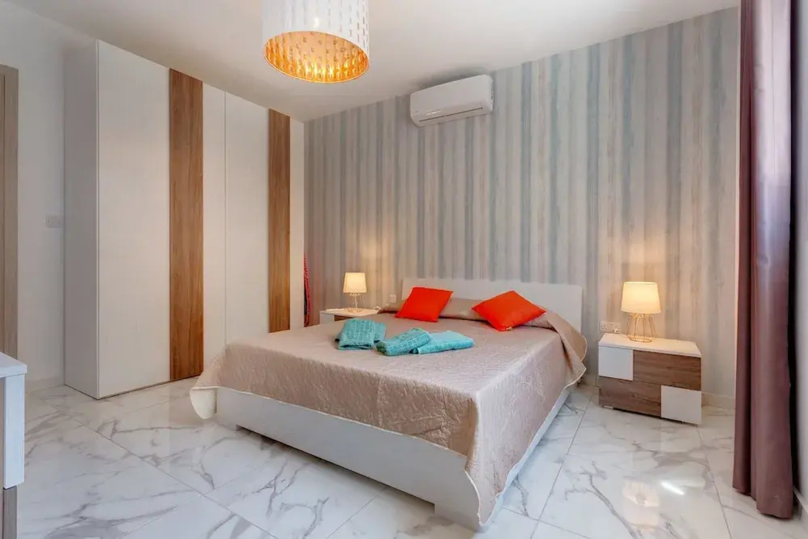 Luxury 2 Bedroom Apartment by the Sea