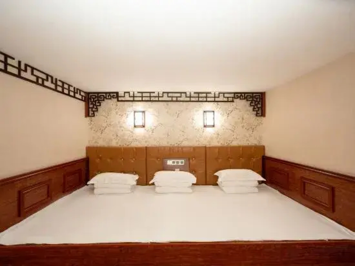 Rujia Huayi Selected Hotel