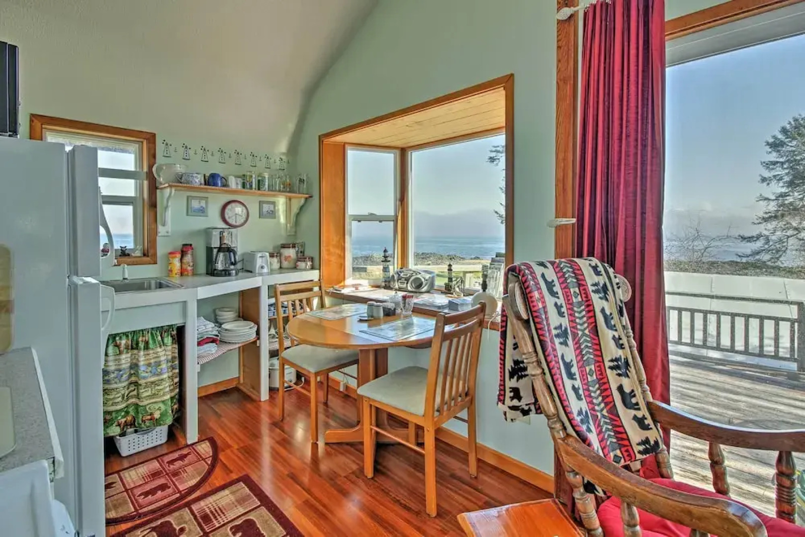 'A Room With a View' Peaceful Retreat on PoW