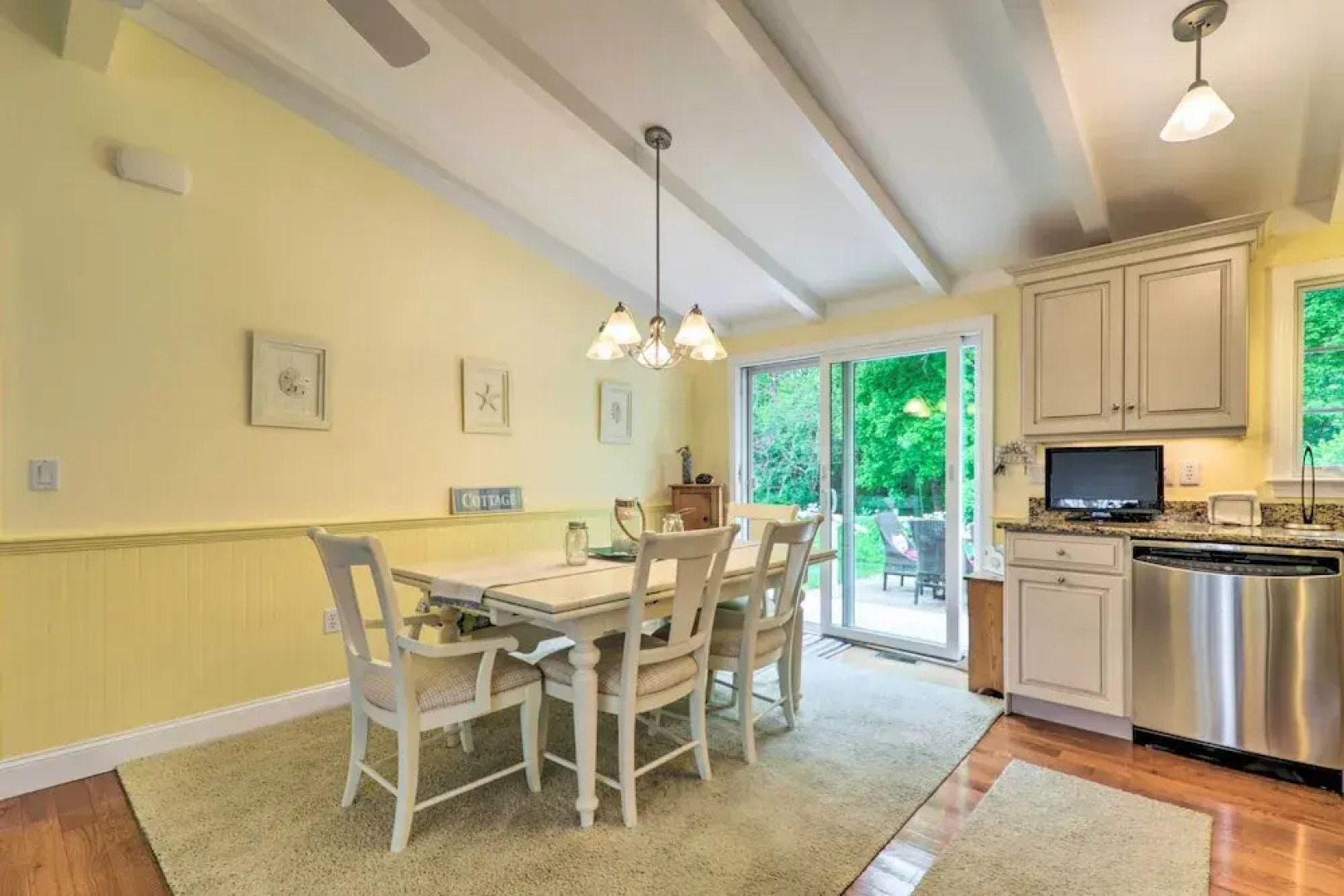 Charming Hyannis Cottage: 1 Mi to Beach!