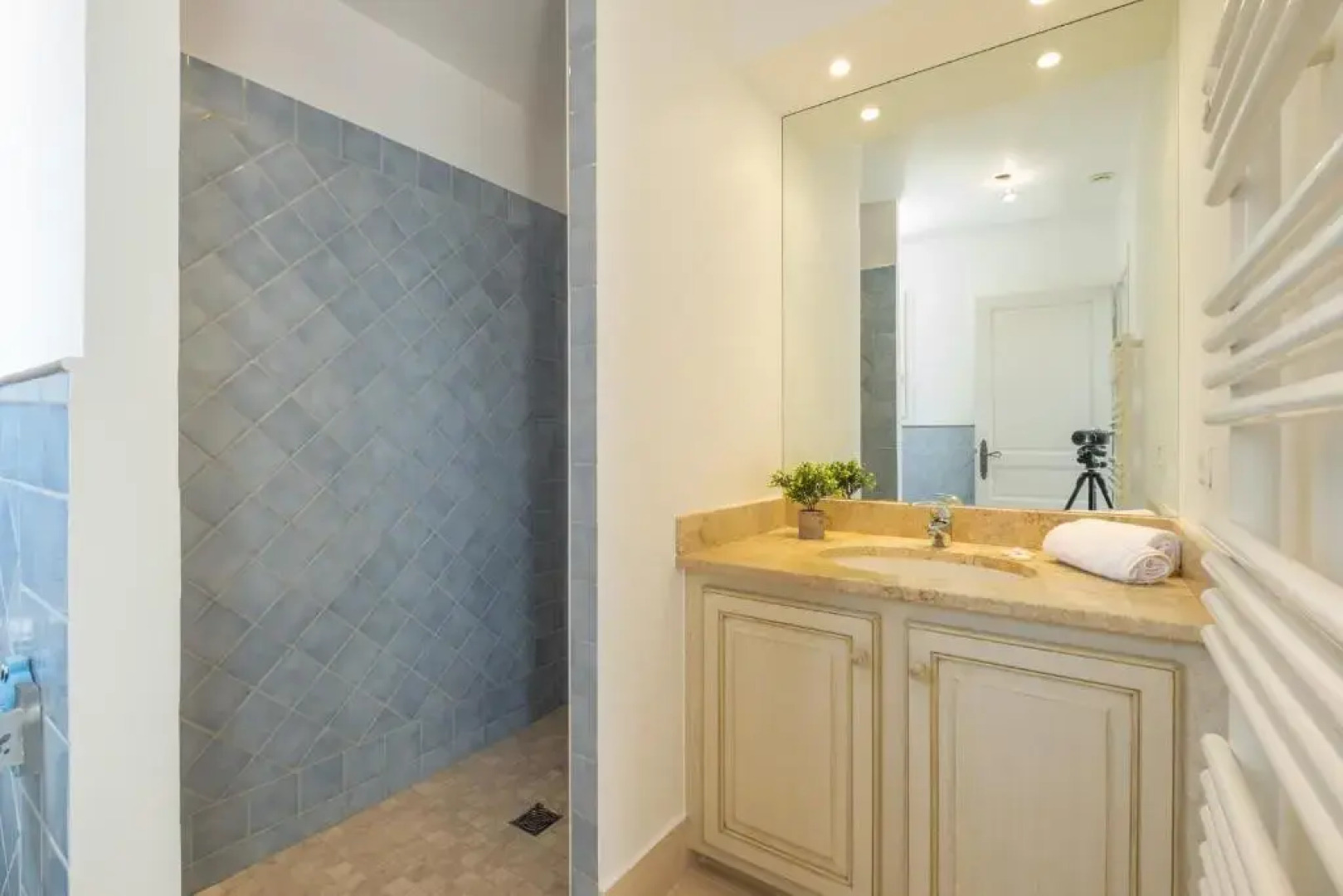 SERRENDY BIJOU de 280m2 au calme absolu avec piscine à débordement