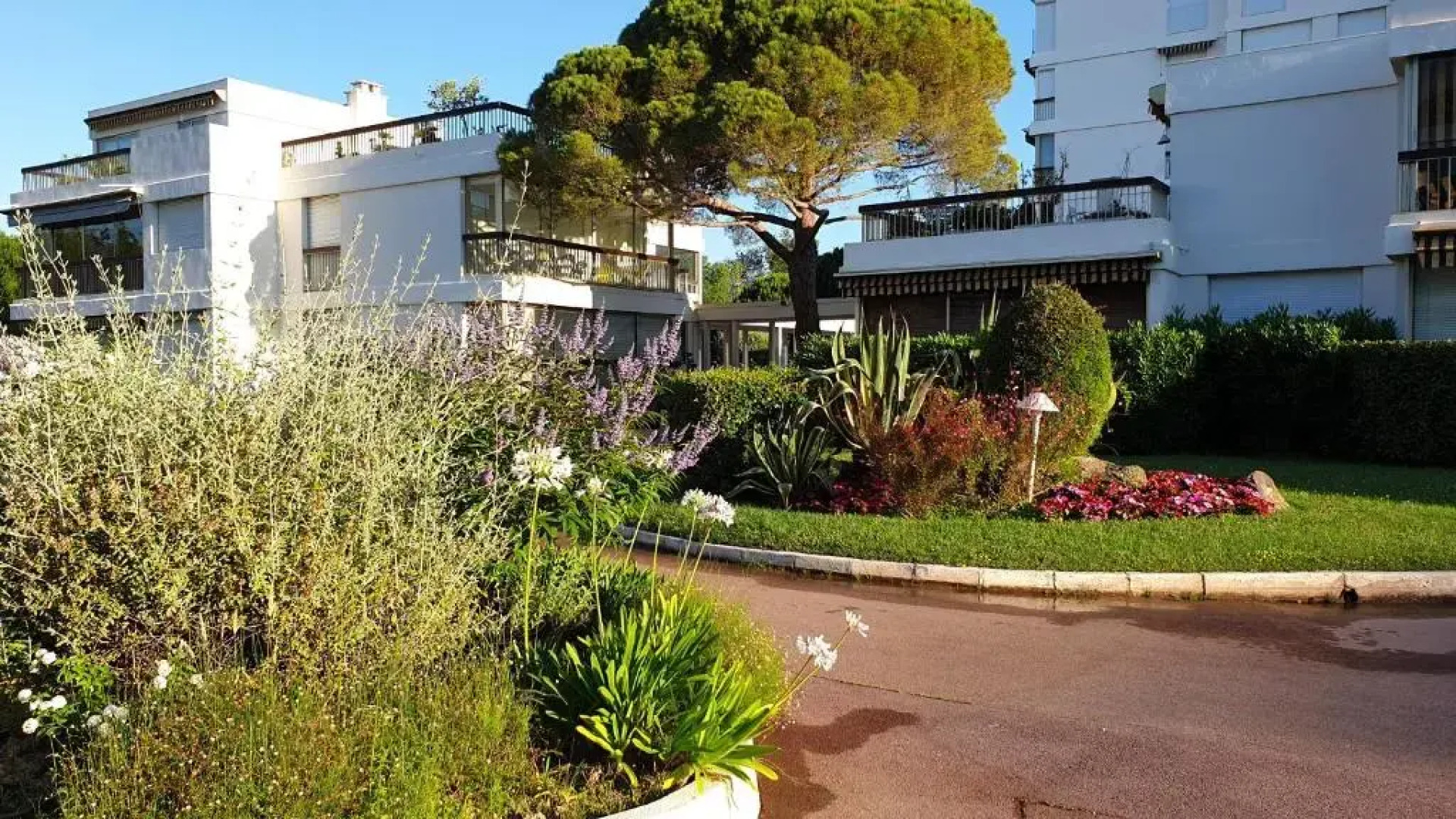 Garden and beach sea view apartment Cannes