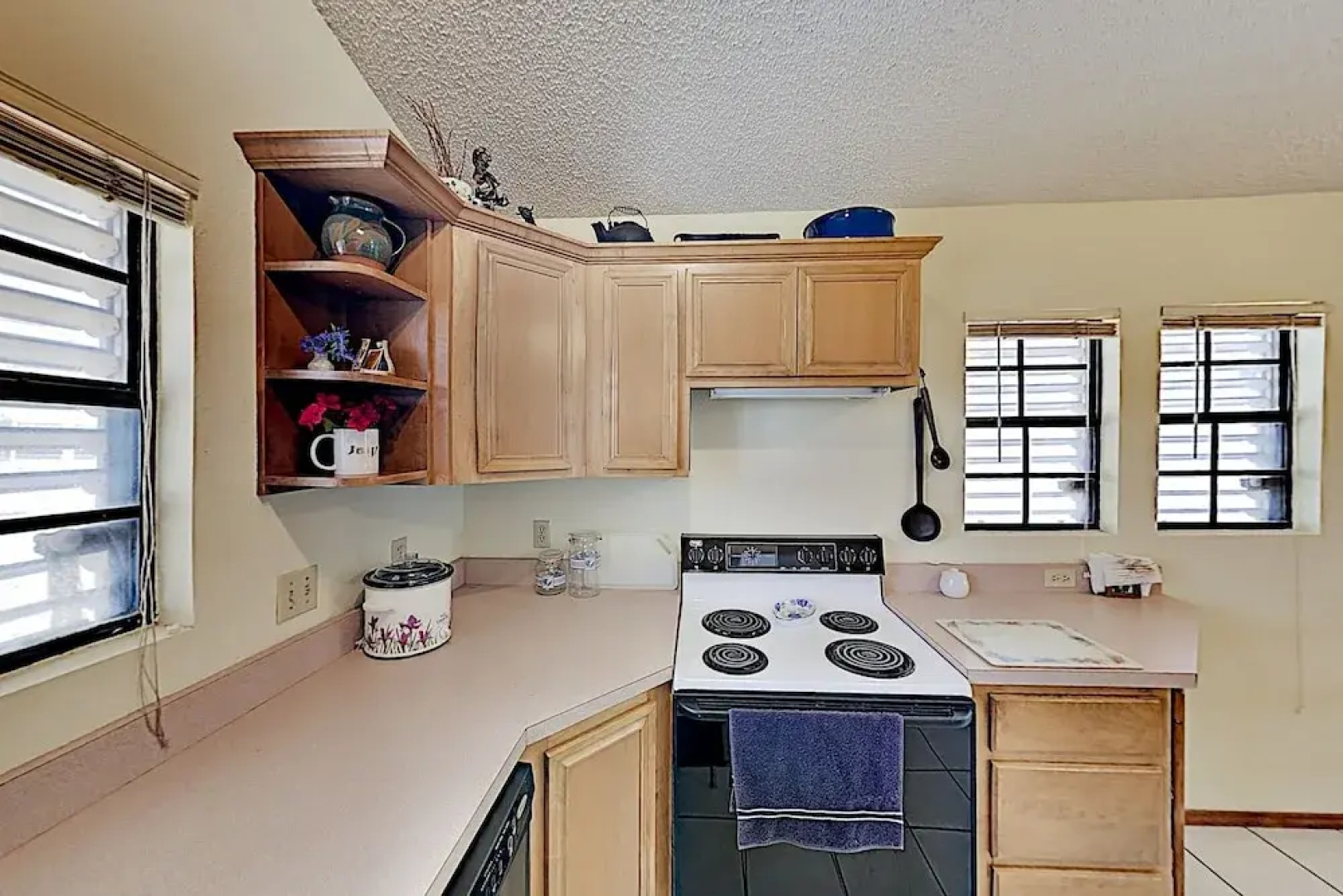 Bayside Getaway: Pools, Tennis, Golf, Private Dock 1 Bedroom Home