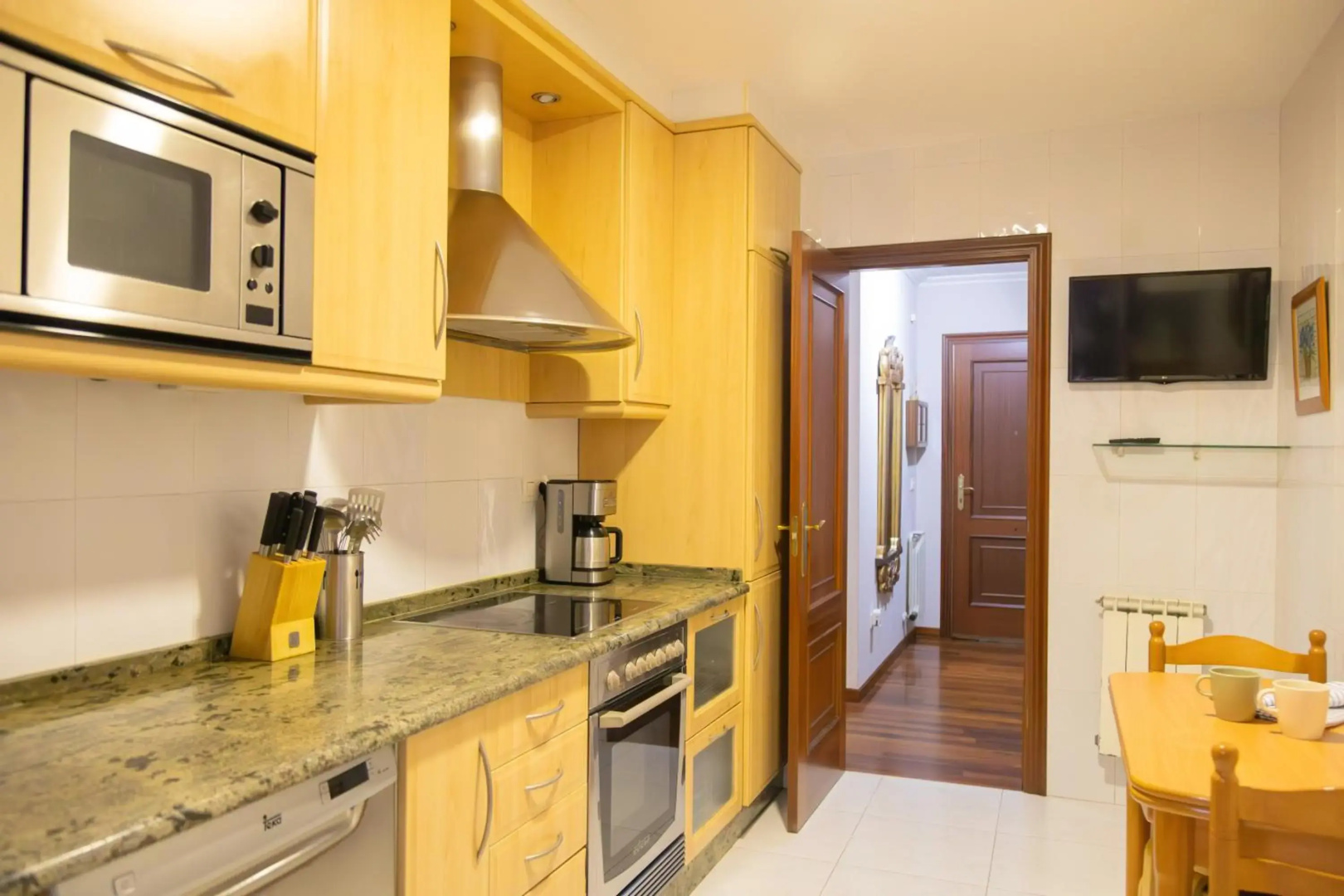 Apartamento completo, amplio, muy iluminado y con plaza de garaje incluida.