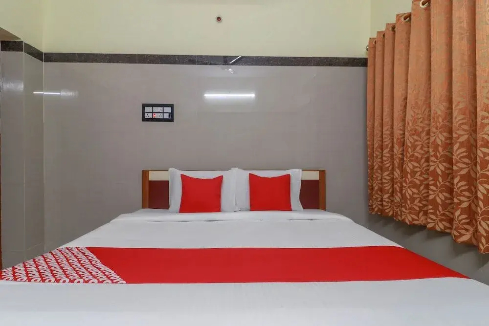 SPOT ON 49005 Raja Lodge