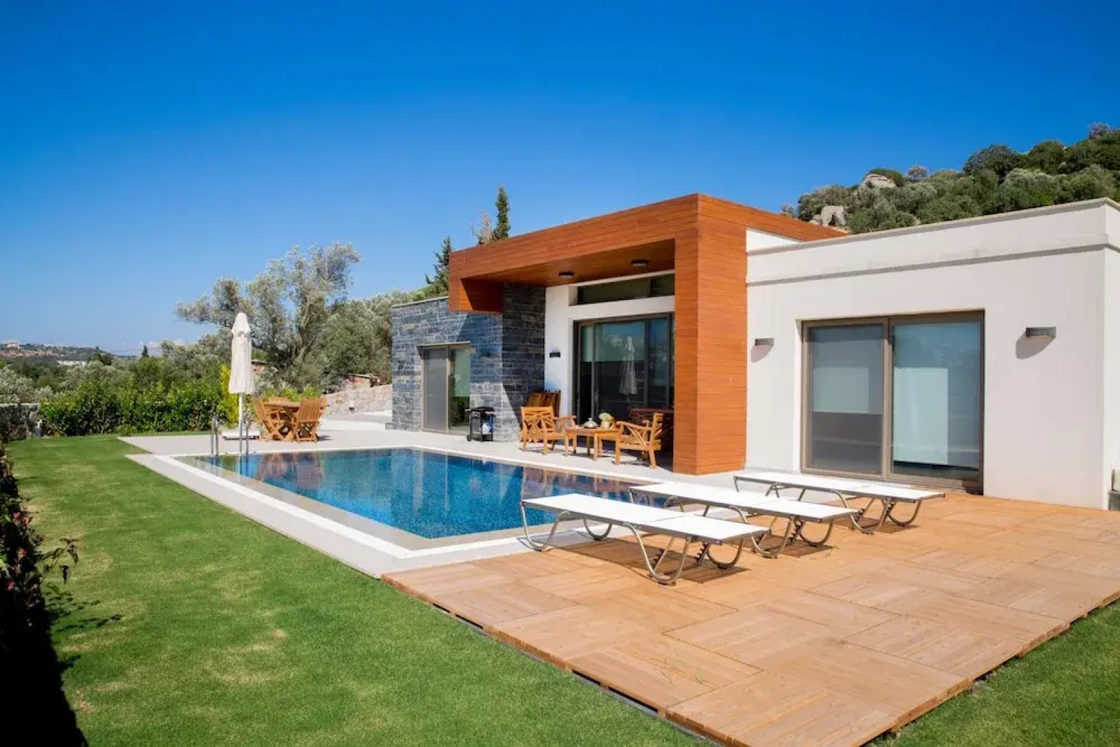 Important Group Villa Green