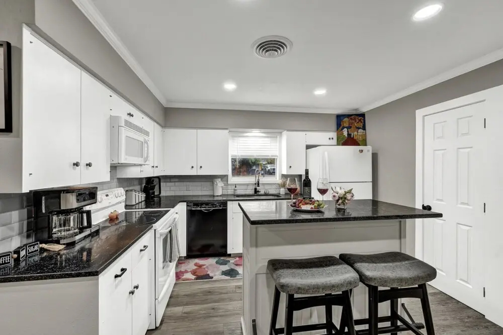 Charming Oasis Hot Tub & Fire Pit - 1mi to Dwntn