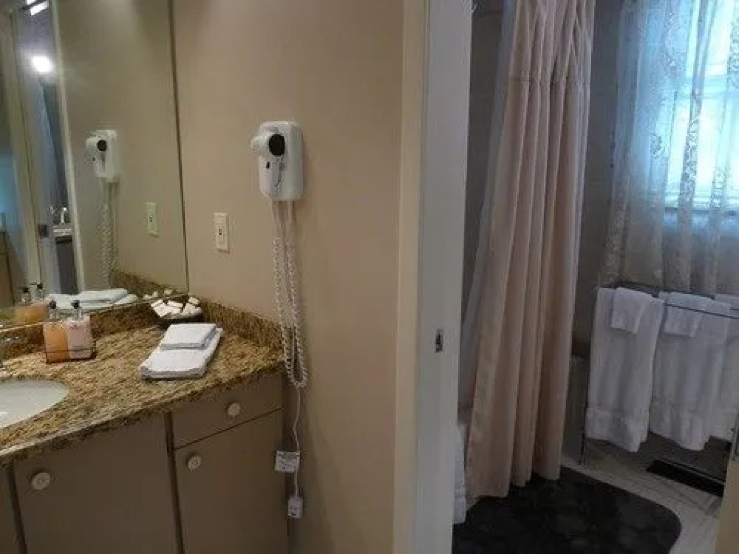 Les Diplomates B&B (Executive Guest House)