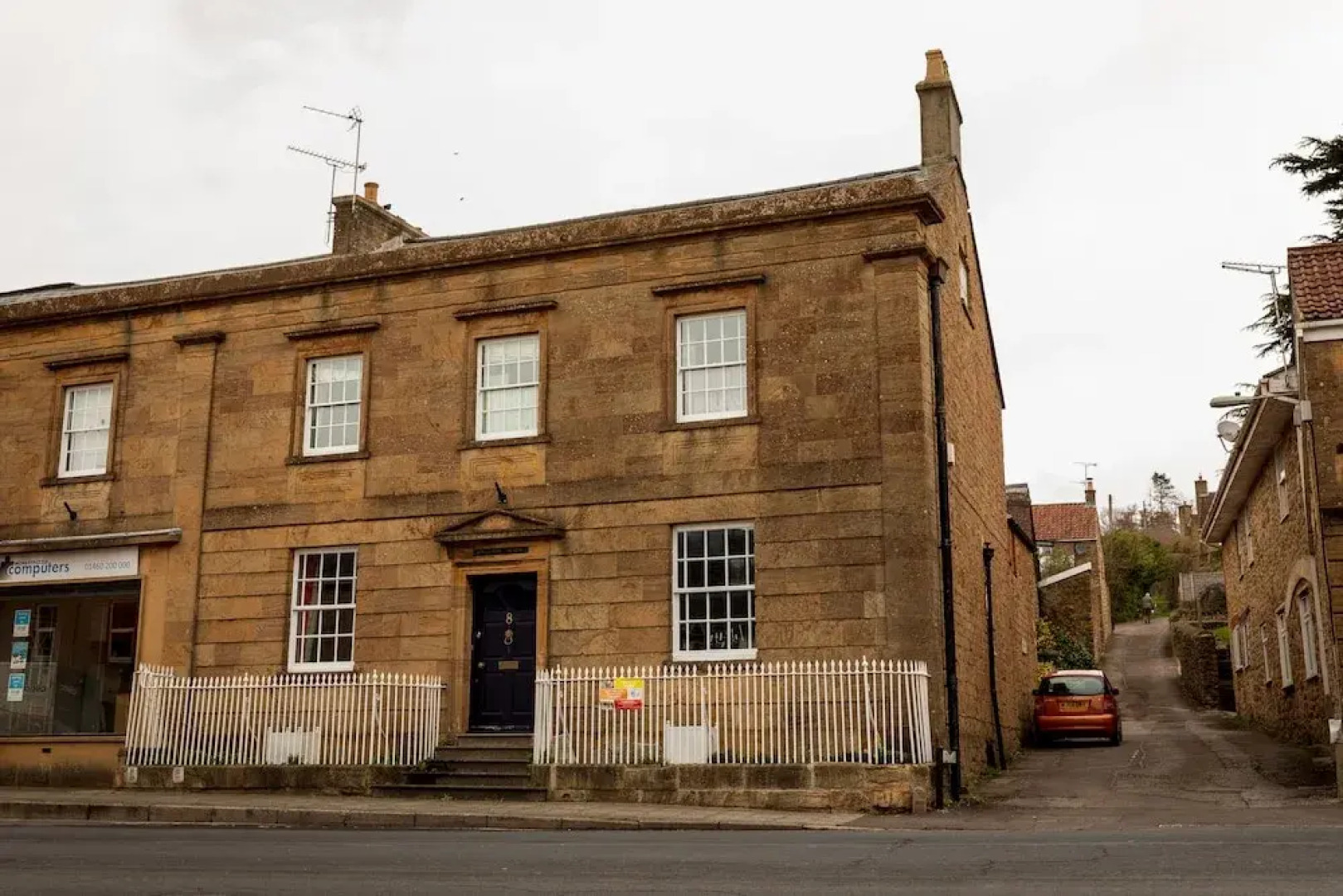 Artsy 5-bed House w/ Garden