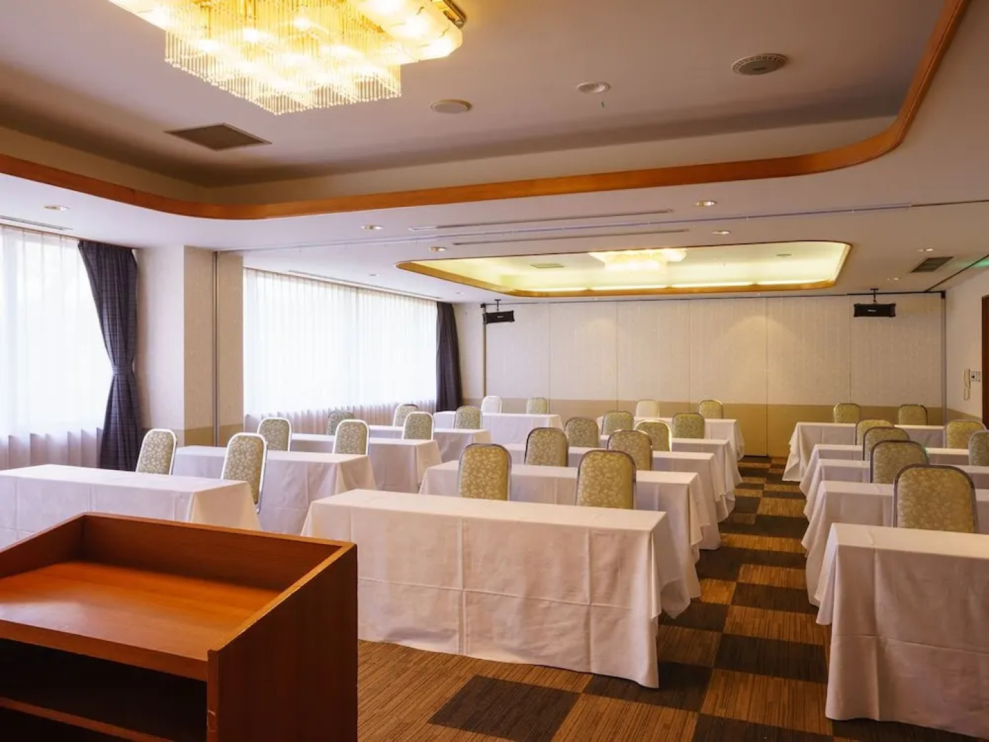 Hotel Hoho "A hotel overlooking the Echigo Plain and the Yahiko mountain range"