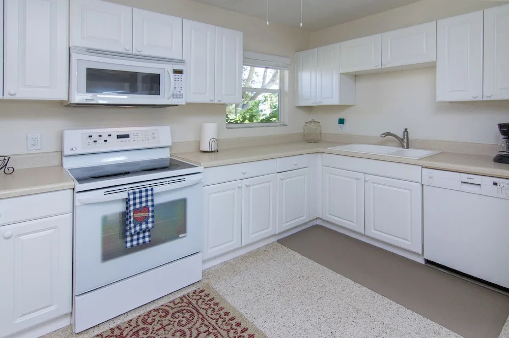 711 Albee Road West House - 2 Br home by RedAwning