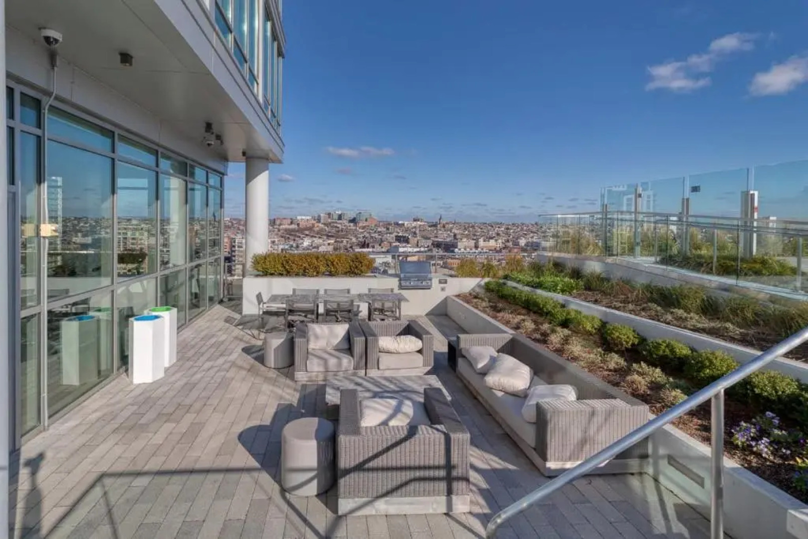 3BR Glass Suite With Gym & Pool By ENVITAE