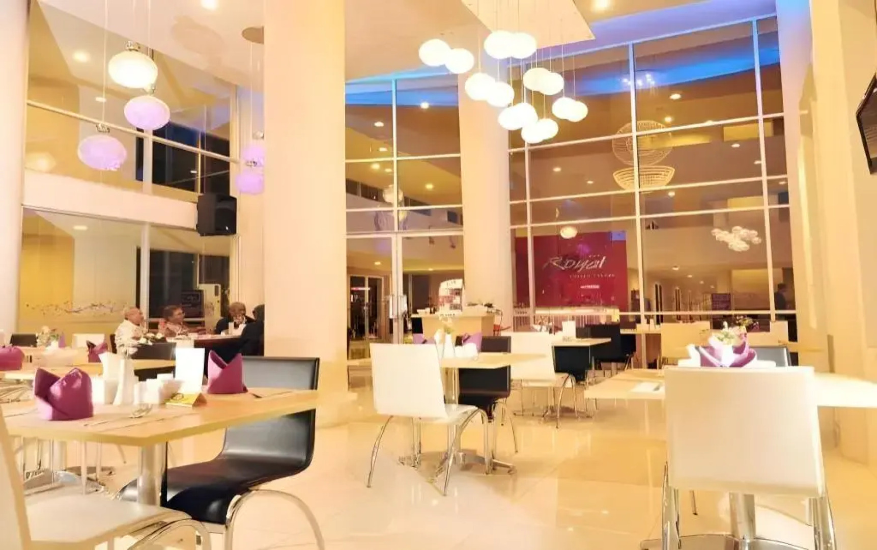 Royal Hotel n' Lounge