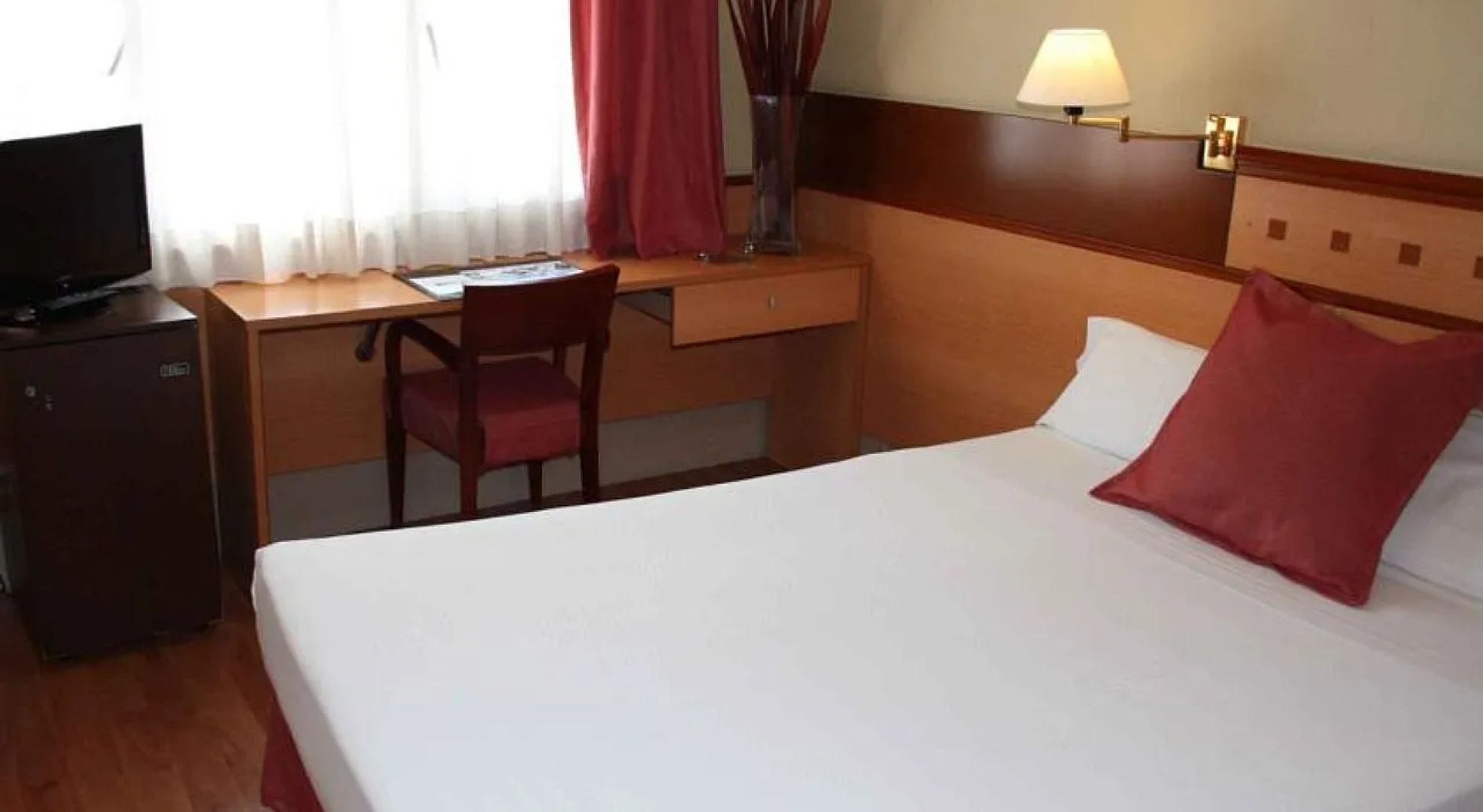 Отель Tres Torres Atiram