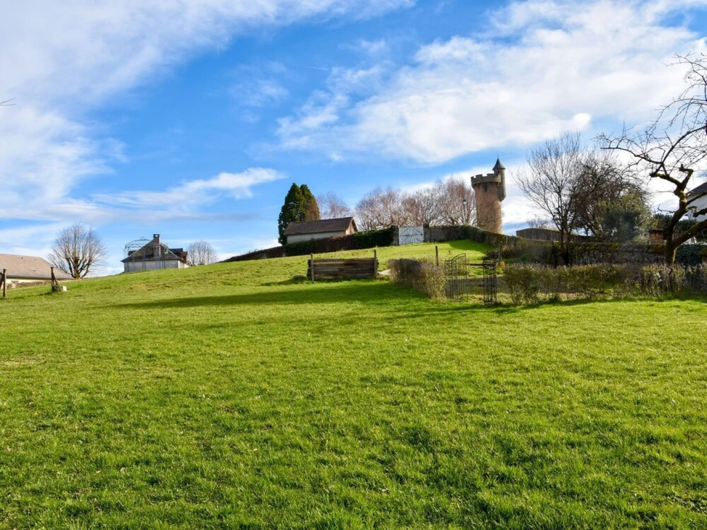 Fantastic property with large swimming pool and garden in the heart of France!