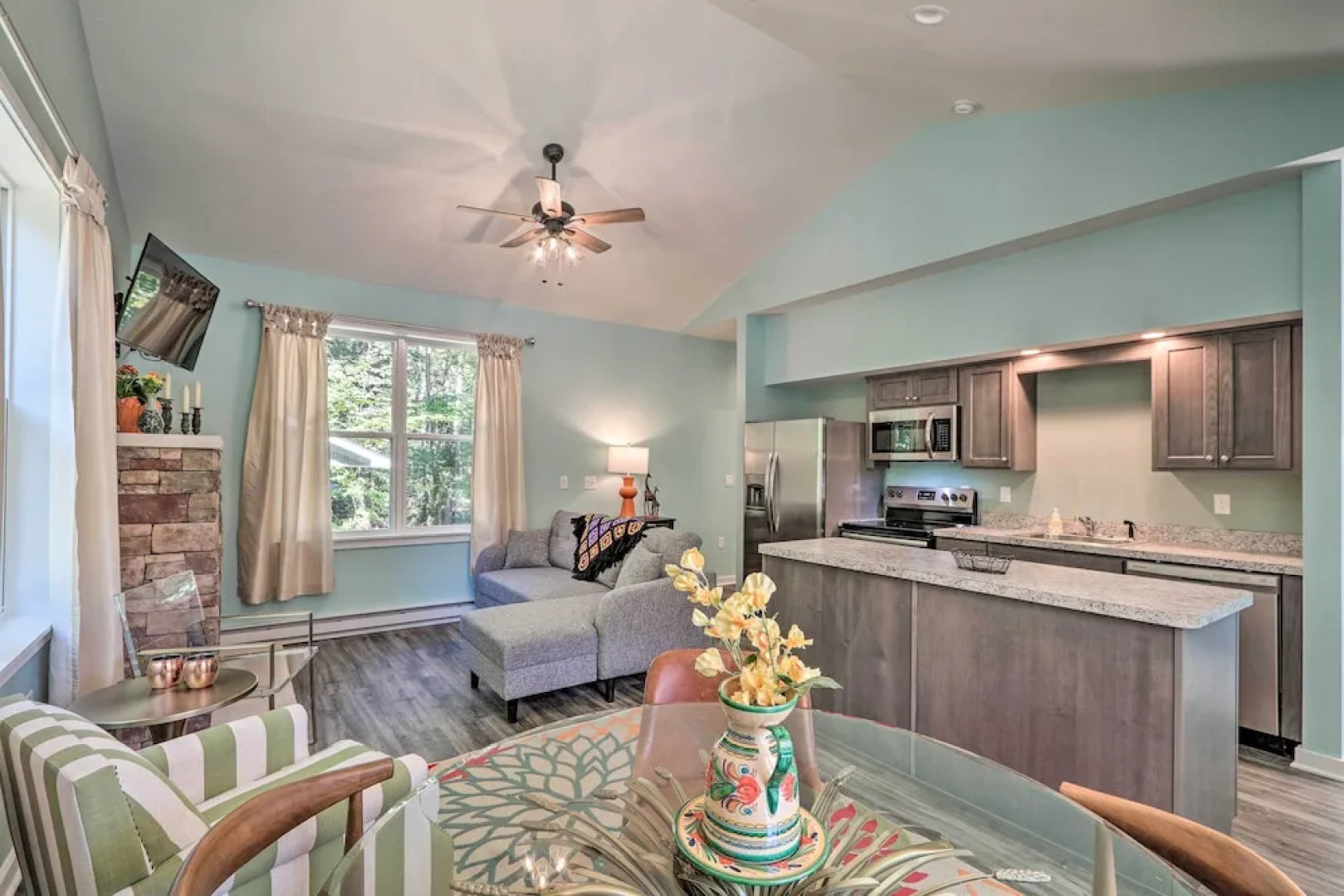 16 Mi to Ski Slopes! Creekside Poconos Cottage