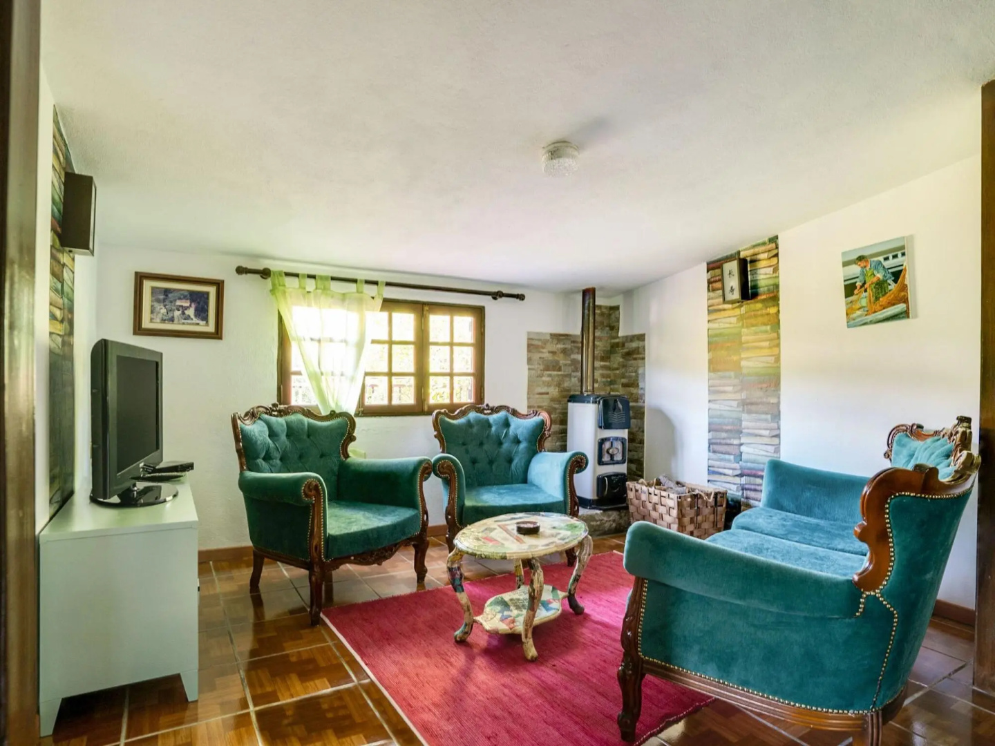Cottage With Shared Pool