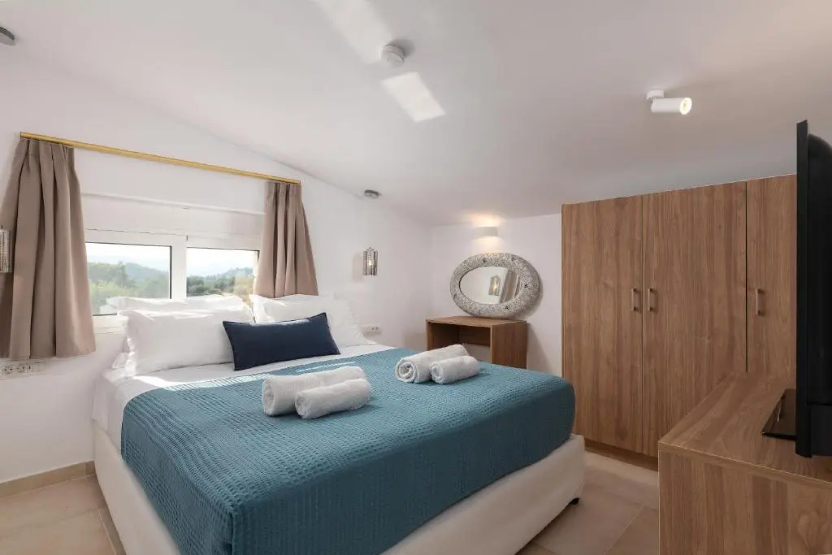 New Loft, Pool Villa & Jacuzzi , Kids Pool ,10 min to Lindos