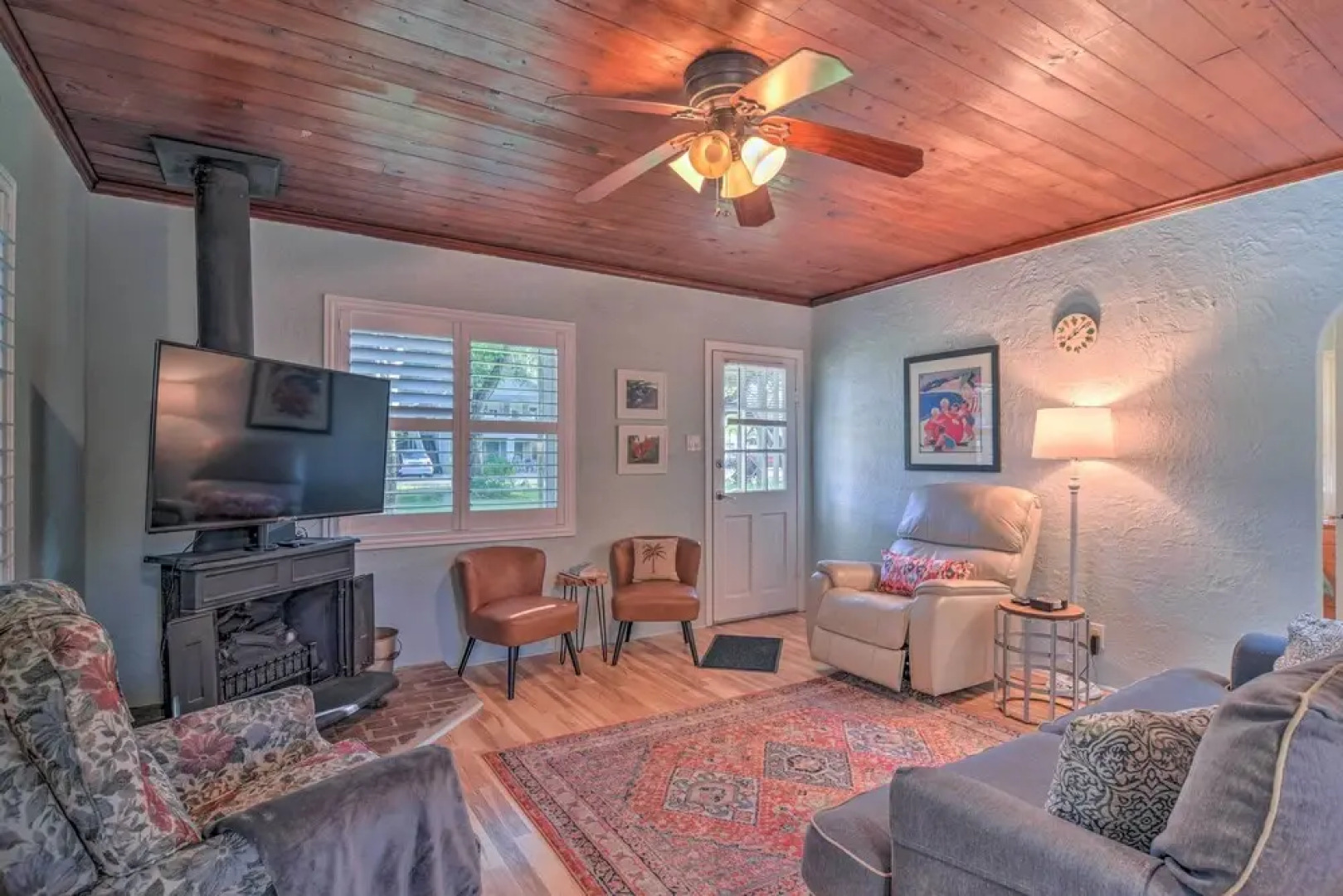 Quiet Crystal Beach Hideaway - Steps to Shoreline!