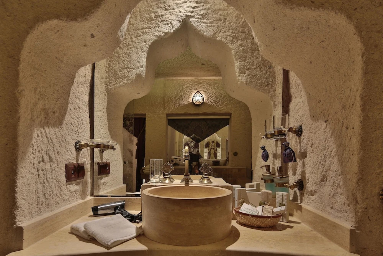 Romance Cave Suites