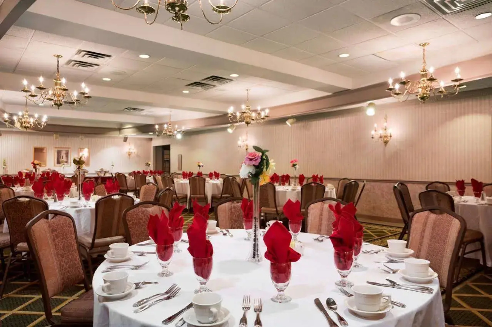 Days Inn & Suites by Wyndham Elyria