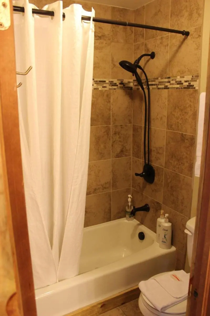 4 Seasons Inn on Fall River