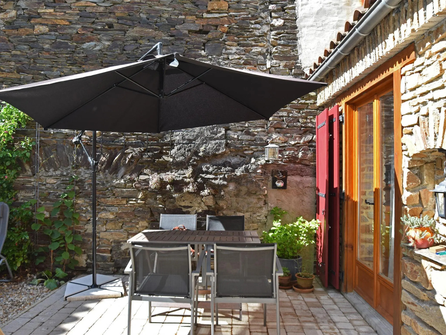 Charming village house with swimming pool, within walking distance of bakery, restaurants and river