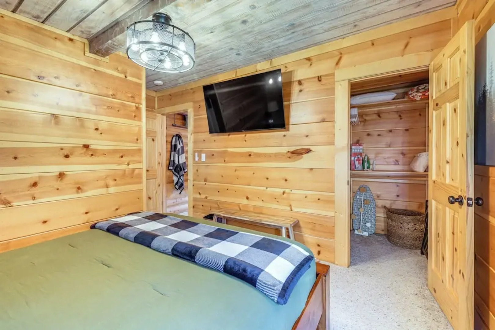 Walk to Golf, Lake: Twain Harte Cabin w/ Fireplace