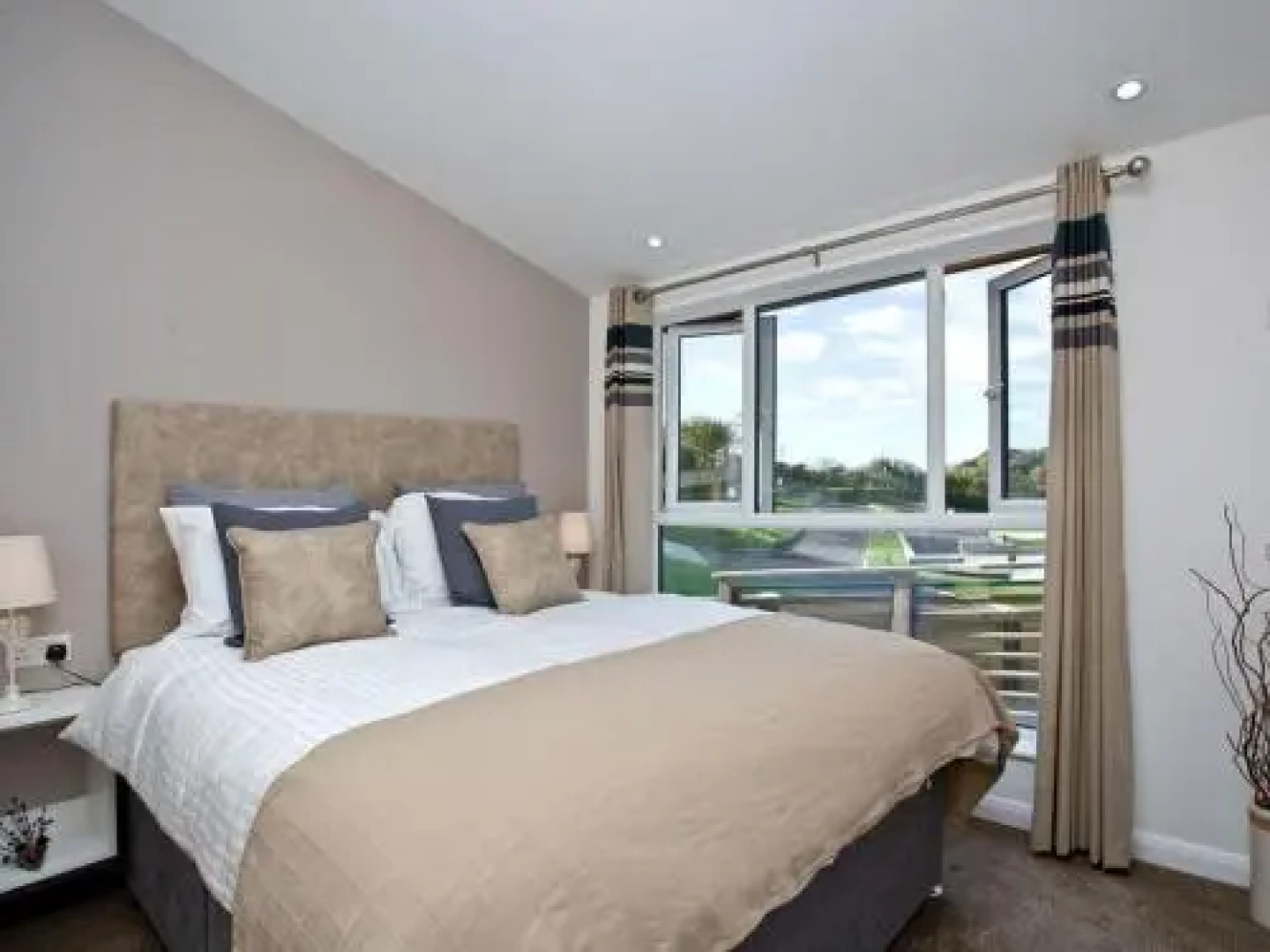 Moorlands House (SW-bound)