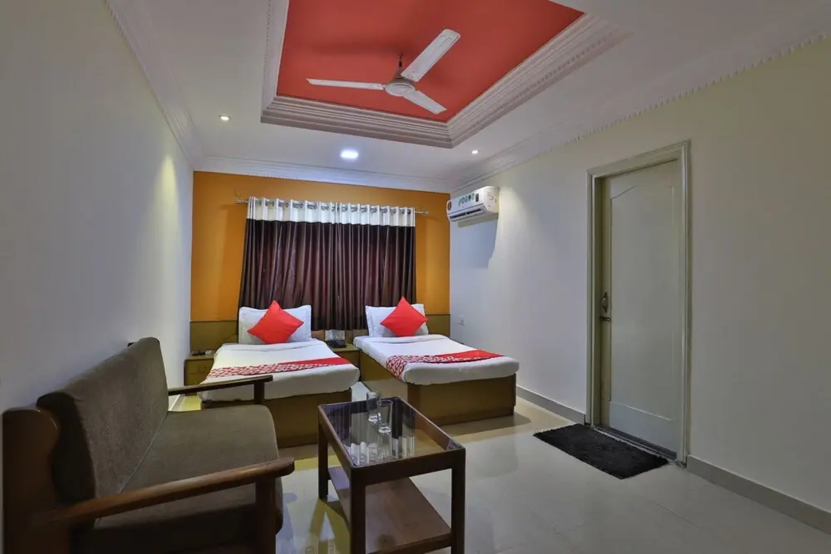 OYO 27897 Hotel The Grand Bansi