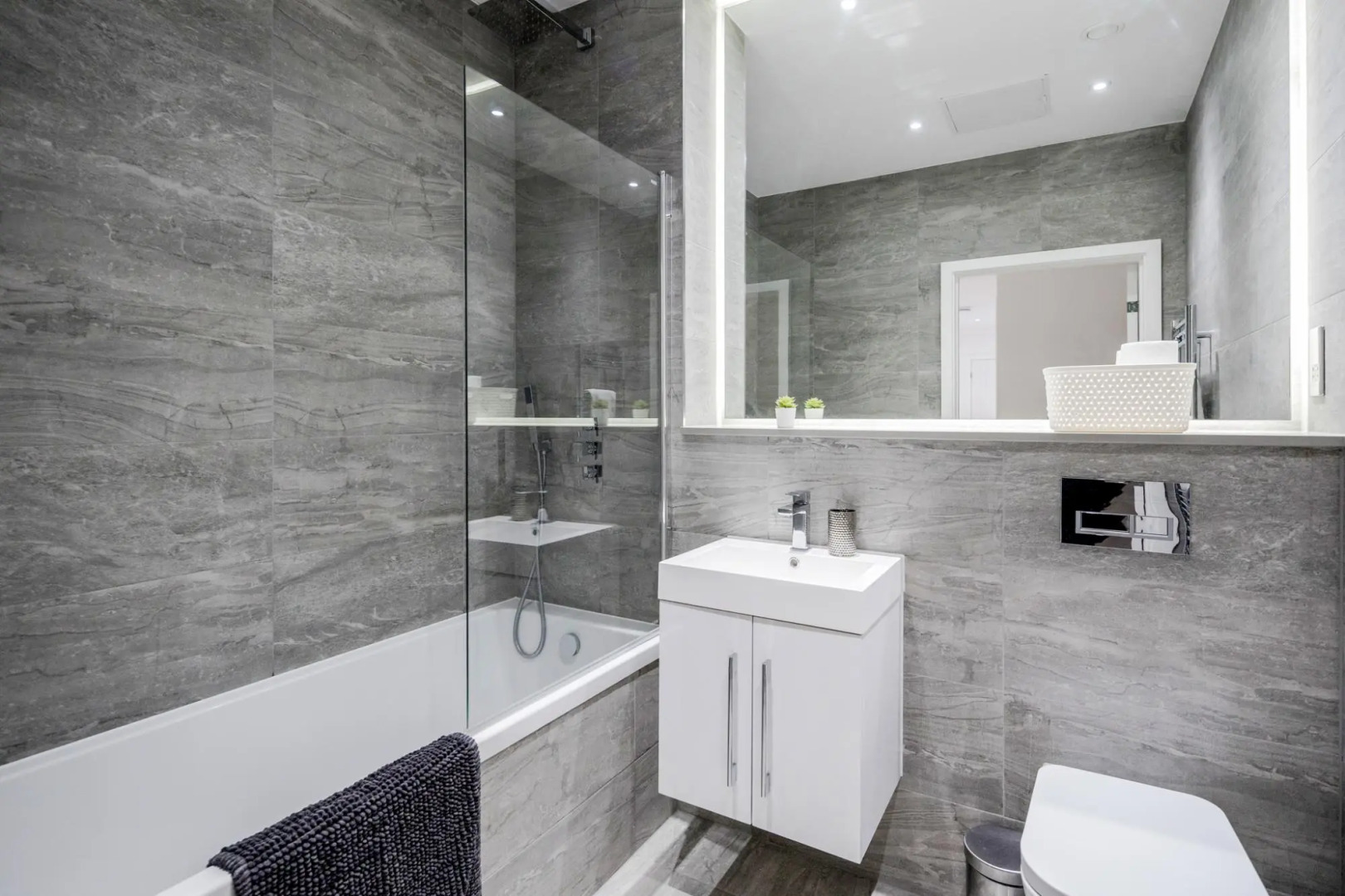 2 Bedroom Top Floor Grosvenor's Luxury Apartment - 5 mins Walk to the Station, Free WiFi