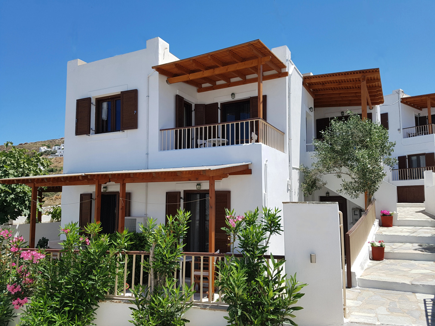 Petros Studios & Suites