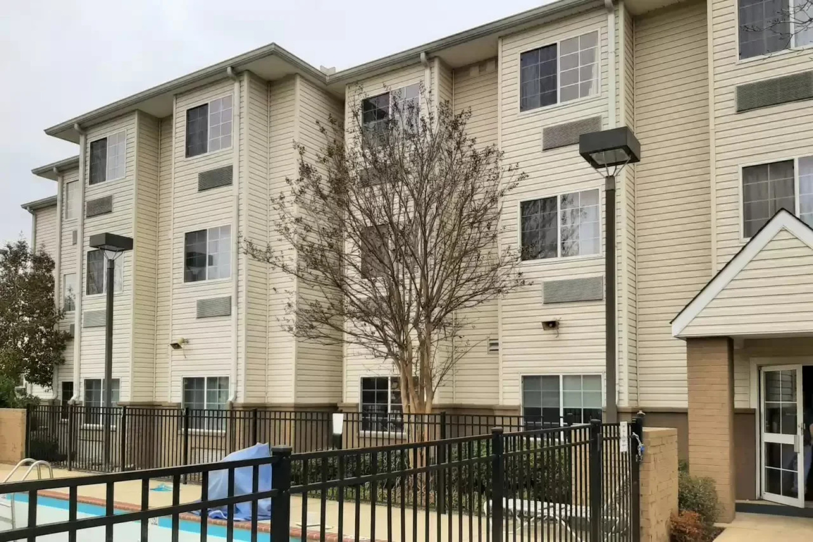 Russell Inn & Suites