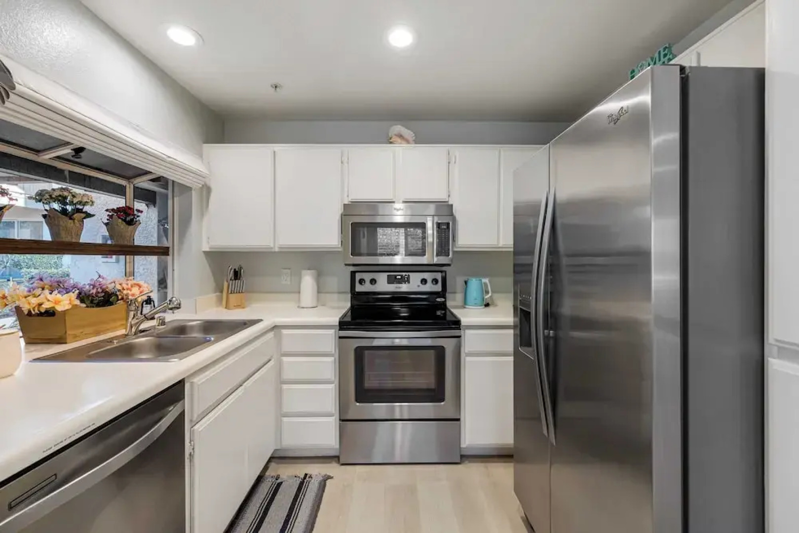 Walk to Beach Pool, Hot Tub, Private Patio, Parking Seabreeze Retreat