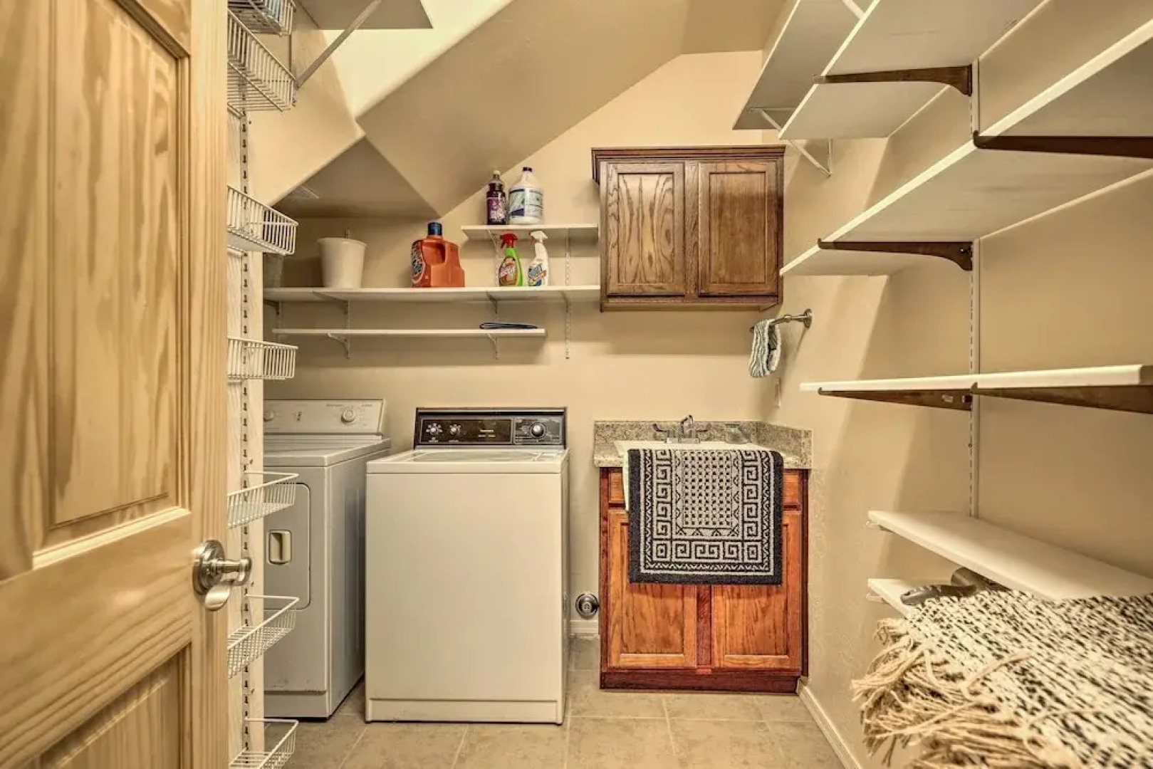 Deck & Gas Grill: Spacious Pinetop Cabin