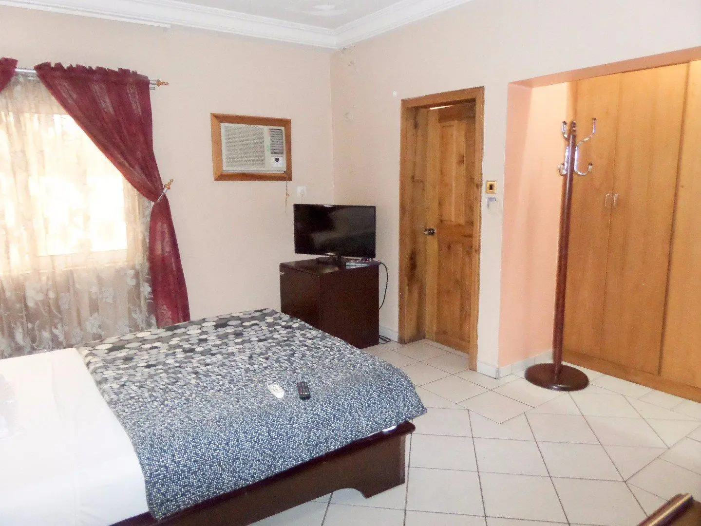 Gloriana Hotel and Suites