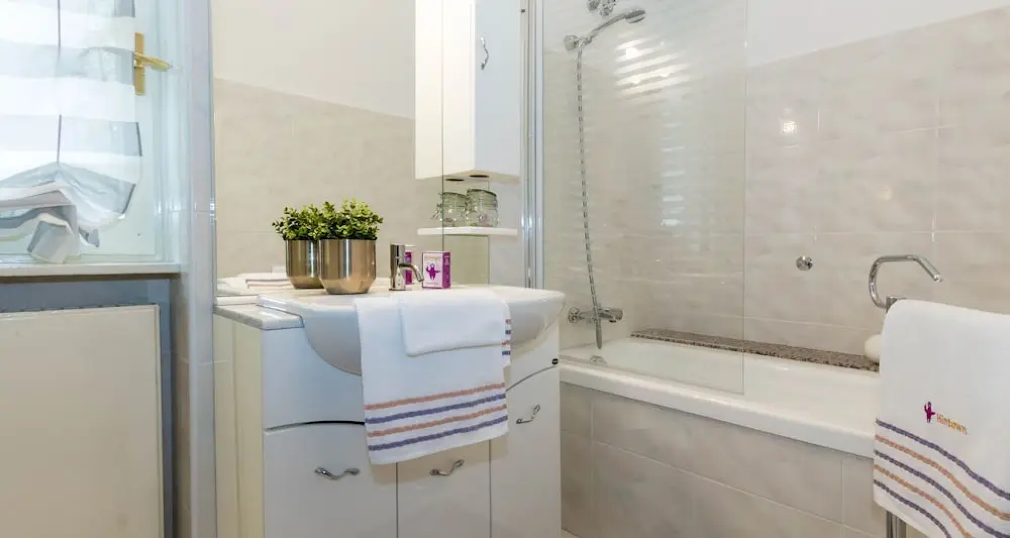 JOIVY Garden Oasis: 1BR Apt w/ Balcony & Parking