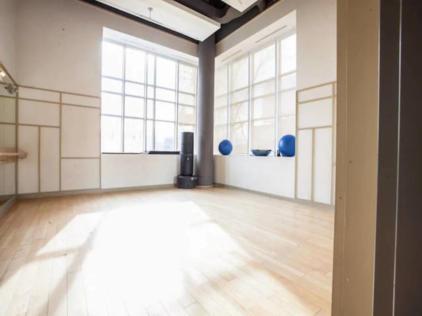 Pinnacle Suites - Trendy 2-Story Loft offered by Short Term Stays