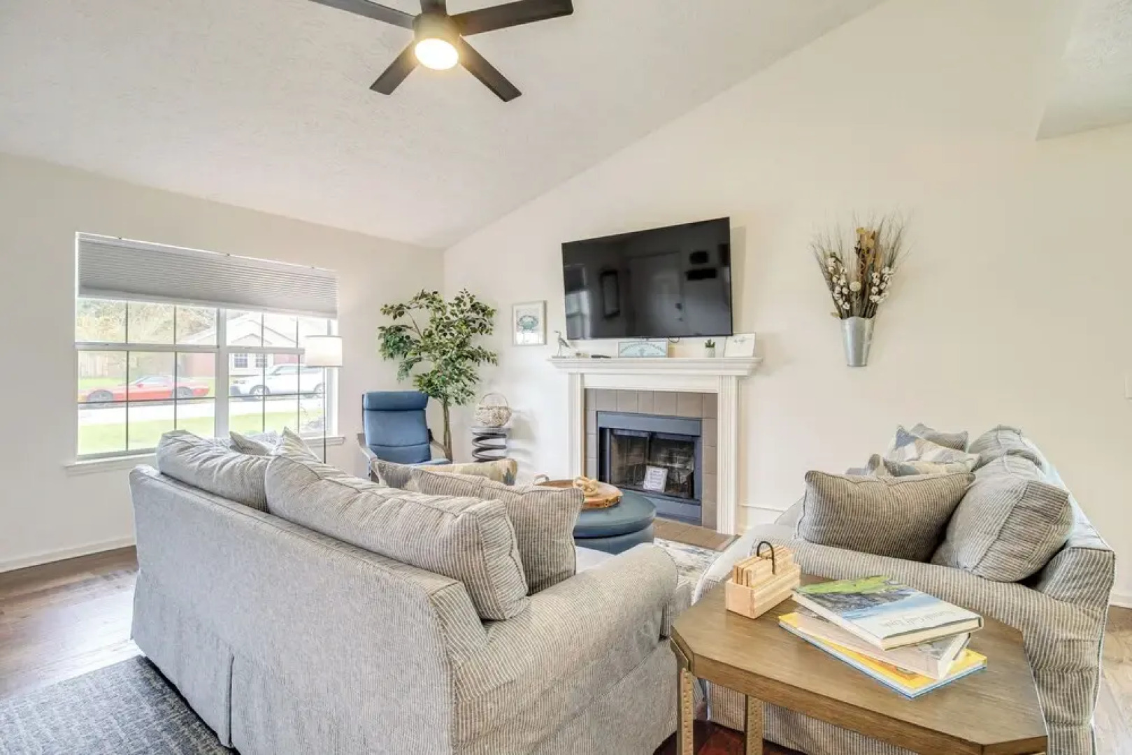 Near Dtwn & Beach: Savannah Home w/ Game Room!