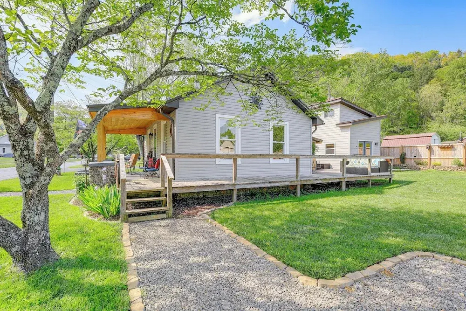 Walk to River & Trails: Cozy Damascus Cottage!