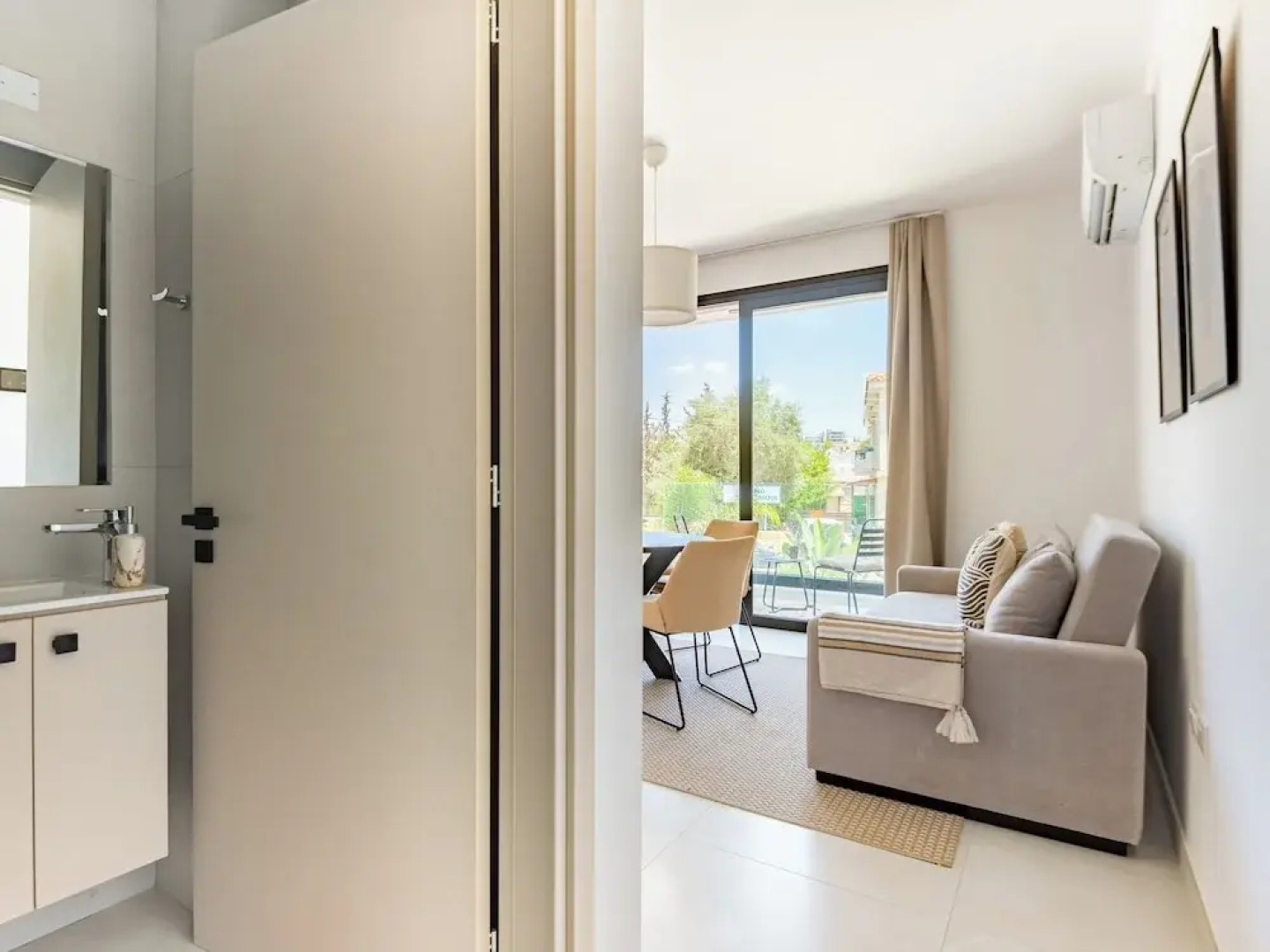 Sanders Only - Ideally Planned Studio With Balcony