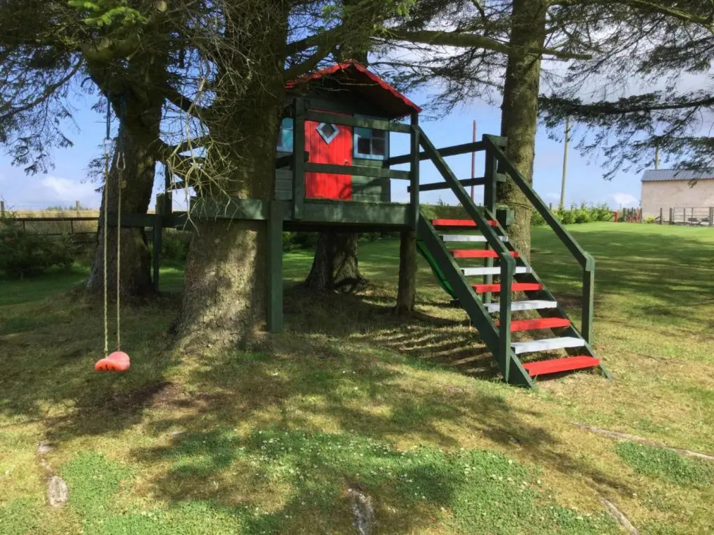 Green Yurt With Hot Tub - Sleeps 3, Parking & Wifi