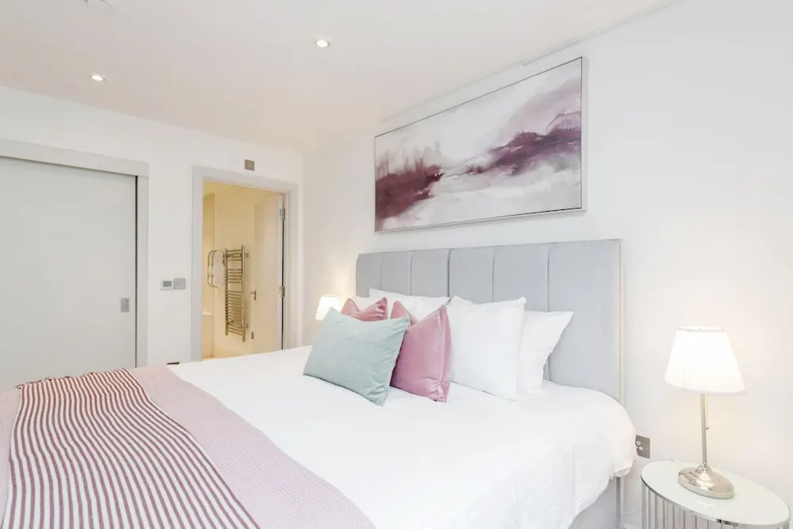 Large Windsor Apartment Free Parking Single or King Beds