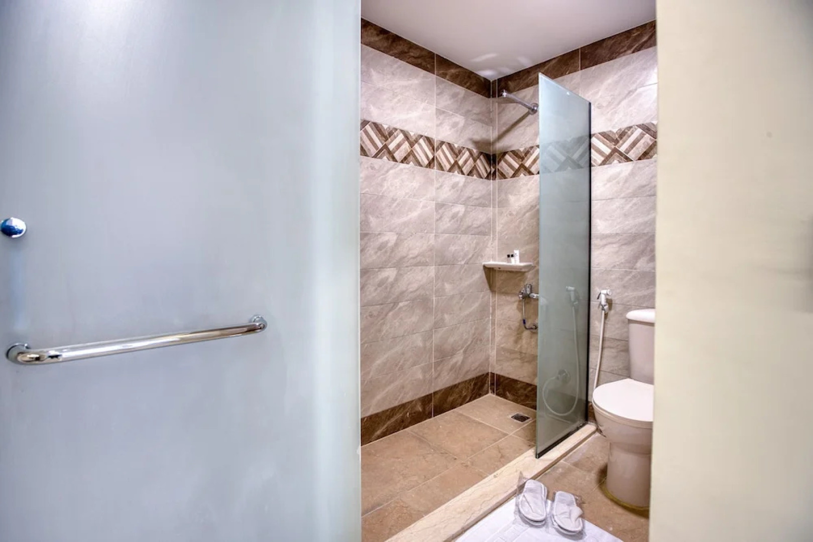 The Gate Hotel Front Pyramids & Sphinx View