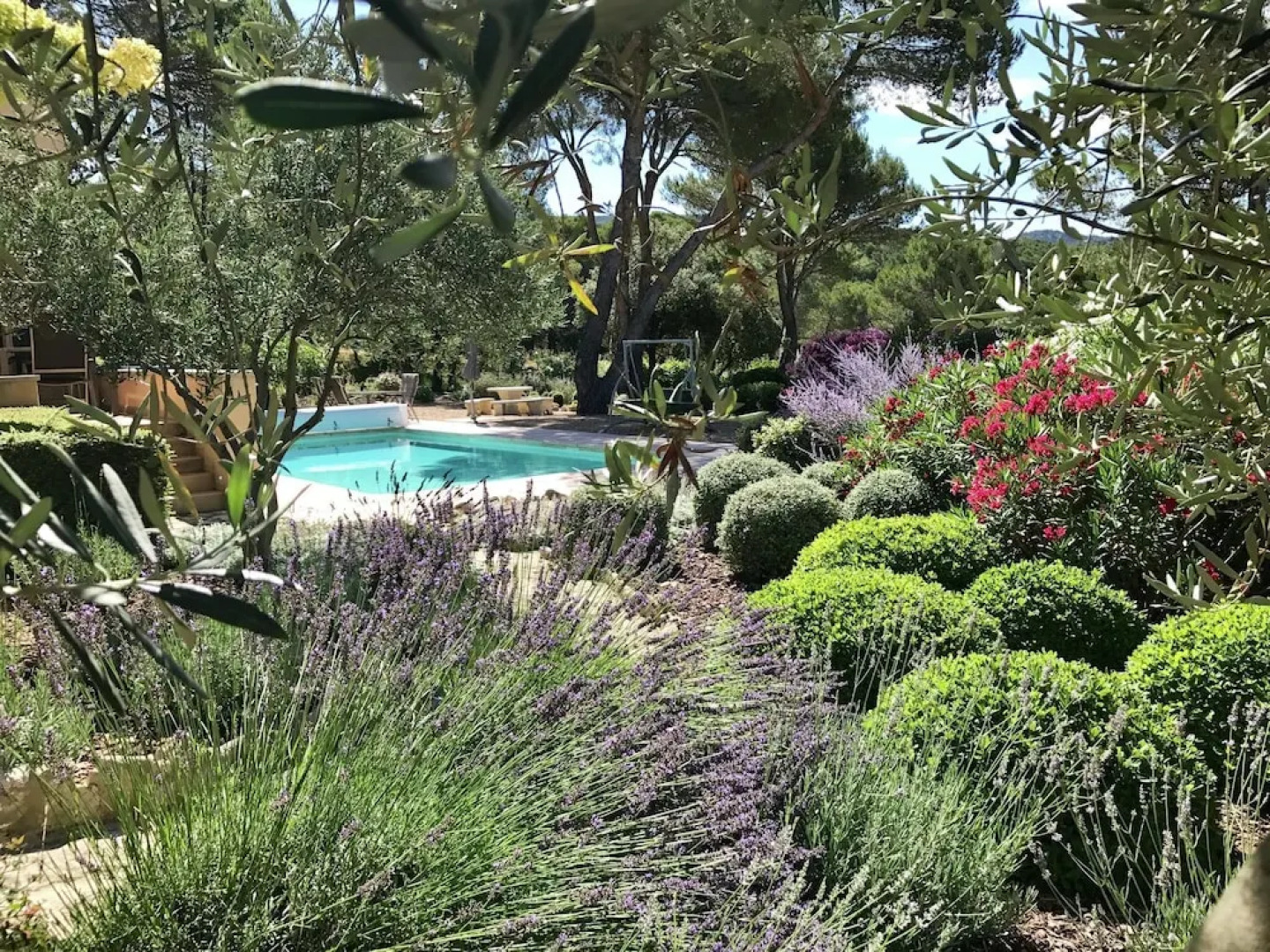 Stylish Villa With Heated Swimming Pool Close to the Lovely L'isle-sur-la-sorgue