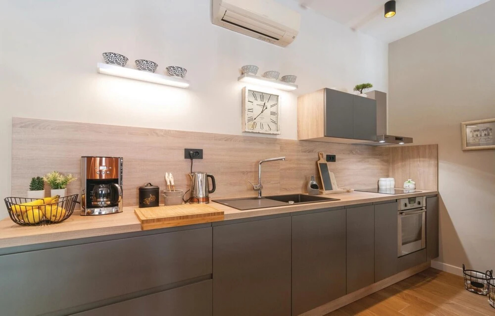 Stunning Home in Zrnovnica With 5 Bedrooms, Wifi and Outdoor Swimming Pool