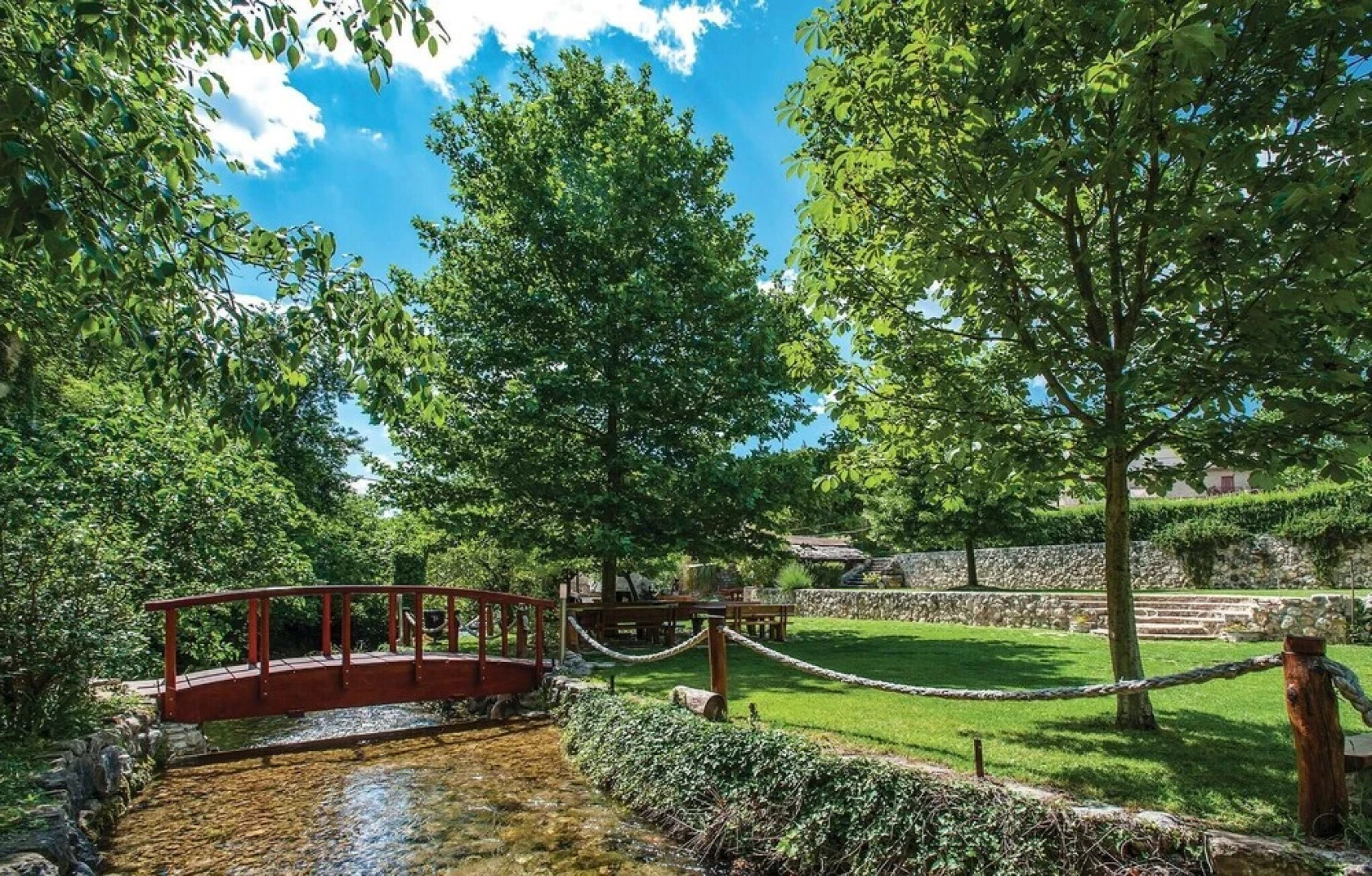 Beautiful Home in Mravince With Wifi and 2 Bedrooms