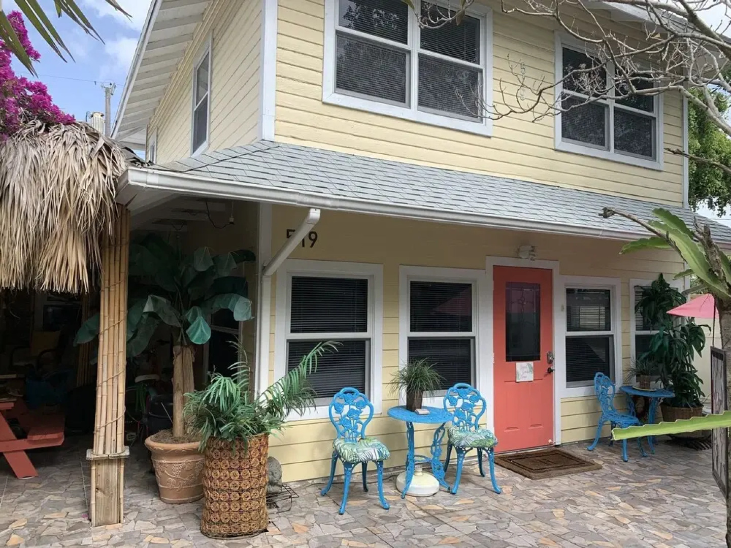 The Secret Garden - The Cottage Near Beach, Shops, Restaurants, Pet Friendly, Close to Lucerne Ave!