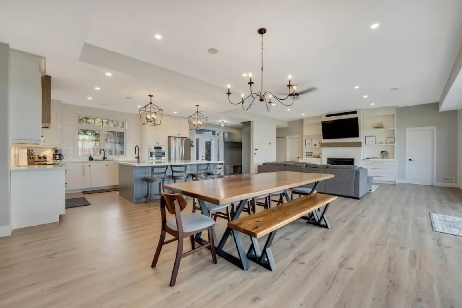 Luxury Cottage overlooking Wollaston Lake-Hot tub