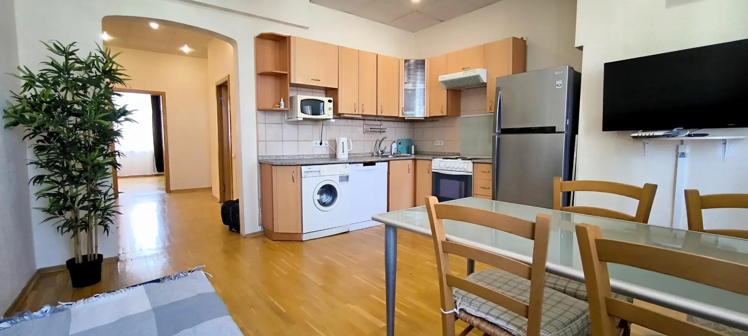 Tverskaya Street (Тверская Стрит) на улице Тверская 6 строение 1